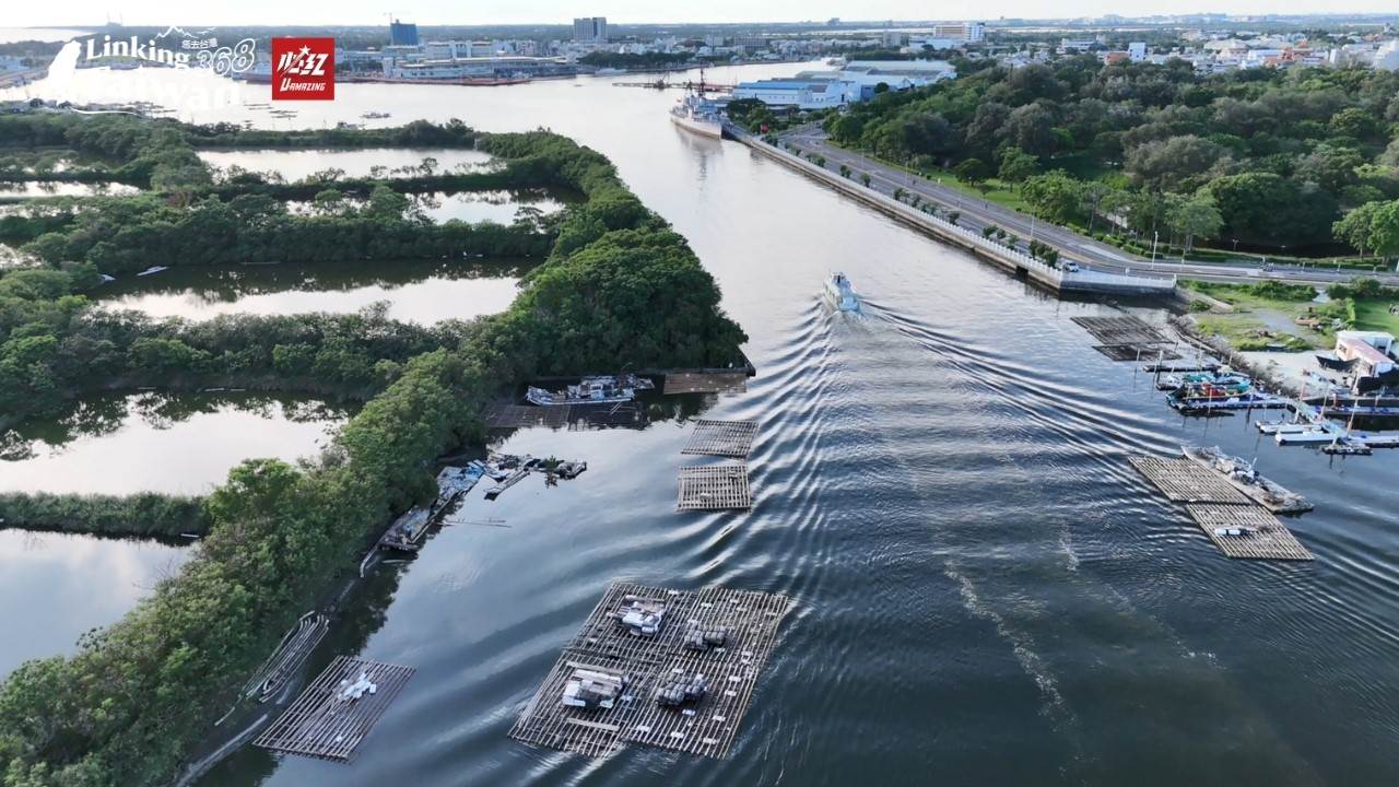 搭上遊船，從水面望向城市，在夕陽與燈火交替間，感受臺南獨有的水岸魅力與夜色浪漫，彷彿穿梭在一幅流動的風景畫中。（圖／《Linking 368 Taiwan恁去台灣》）