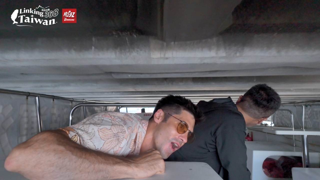 航程中有一座最矮的新南橋，是臺南運河上年分最久的古橋，所以蓋得最低，船舶只有潮汐退潮才能通過。（圖／《Linking 368 Taiwan恁去台灣》）