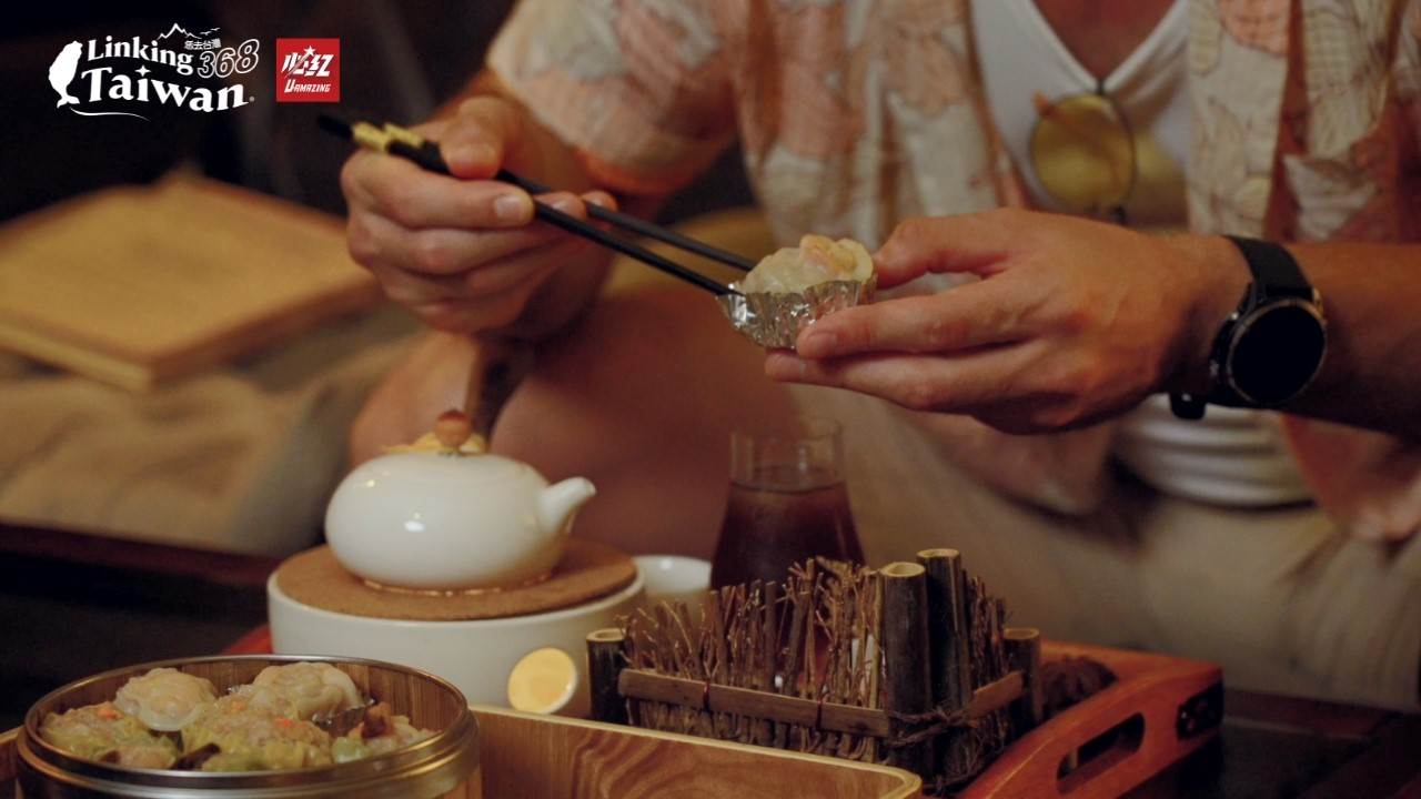 在深夜的老屋裡，一邊喝著香氣濃郁的咖啡，一邊品嘗著剛蒸出來熱騰騰的港點，在這裡卻一點也不違和。（圖／《Linking 368 Taiwan恁去台灣》）