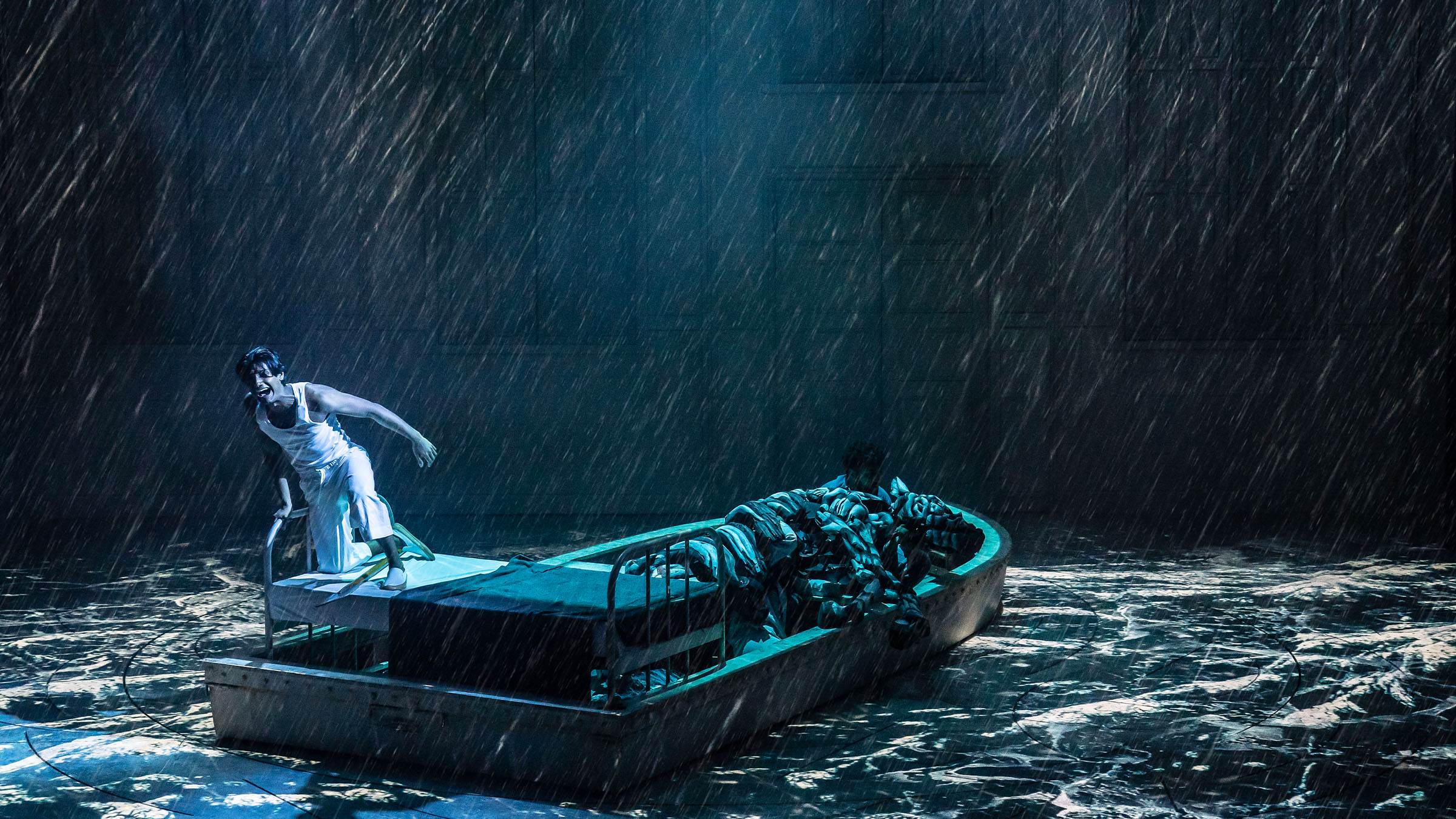 2025夏日放／FUN時光《少年PI的奇幻漂流》_劇場版巧妙運用多視角投影、演員走位與移動式布景，迅速創造醫院、市集、動物園、貨船以及海上漂流等場景，製造令人身歷其境的視覺衝擊。（圖／Johan Persson提供）