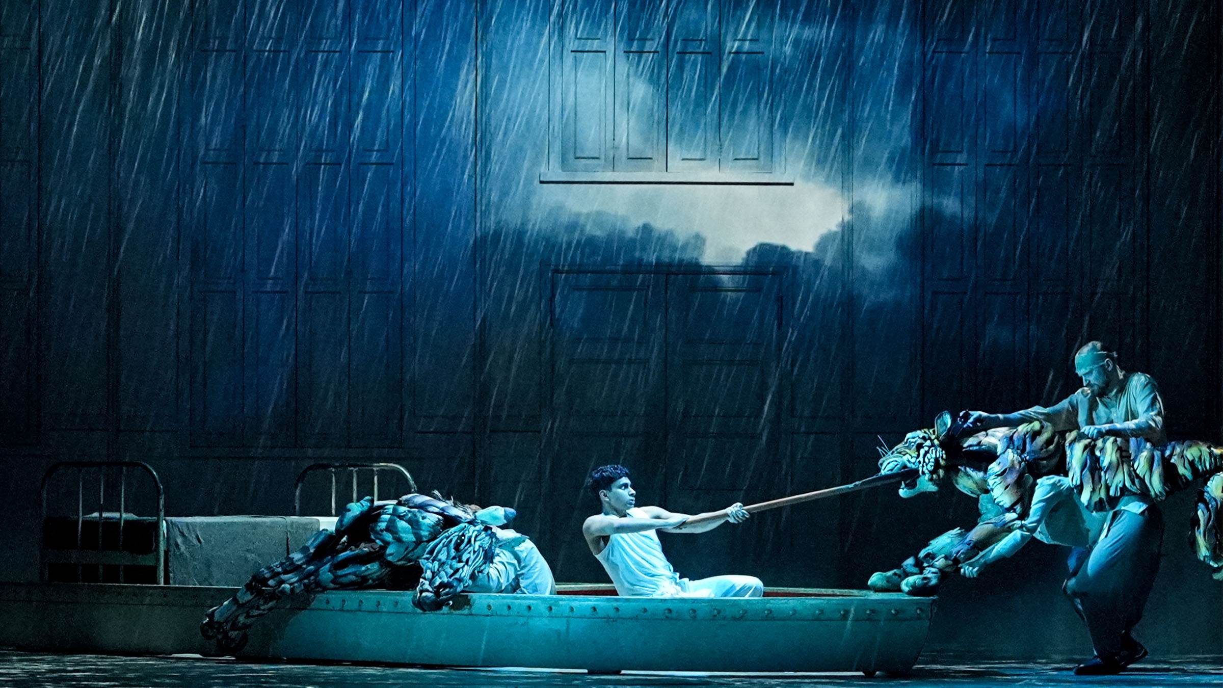 2025夏日放／FUN時光《少年PI的奇幻漂流》_橫掃美國東尼獎、英國奧立佛獎的劇場版首度來臺，7月31日至8月3日在臺中國家歌劇院盛大上演。靈動逼真的巨型動物戲偶和目眩神迷的舞台效果，將再次感動所有觀眾。（圖／JMSUMMER提供）