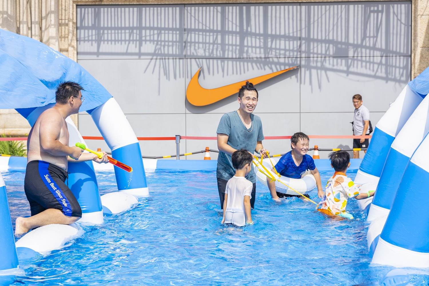 週末限定大型氣墊水樂園，有滑水道、水池、衝刺區，讓小朋友盡情奔跑<a href='/search/tags/玩水/' target='_blank'>玩水</a>。（圖／義大遊樂世界提供）