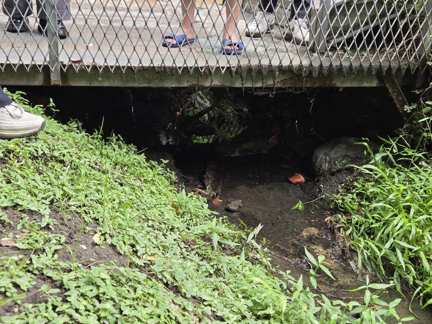 里民透露一開始發現行李箱的位置是在橋底下。（圖／記者游承霖攝影）