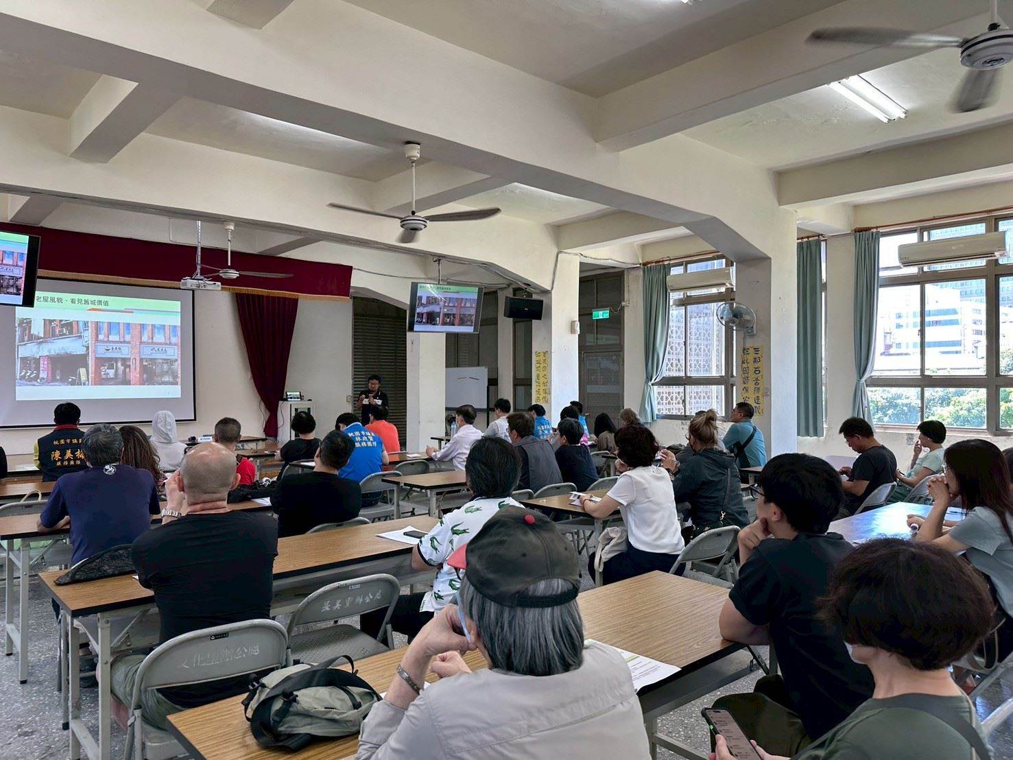 都發局和輔導團隊辦理招牌補助說明會。（圖／桃園市政府都市發展局）