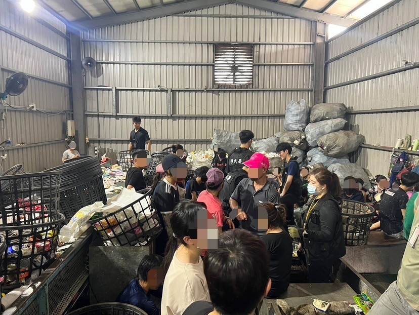 圖3、查察人員逐層往二樓巡查後陸續於垃圾堆中發現藏匿的移工