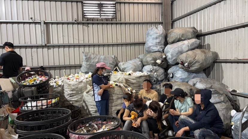 圖4、非法移工石化埋垃圾堆、蓋帆布閉氣噤聲,使出渾身解數躲避追查