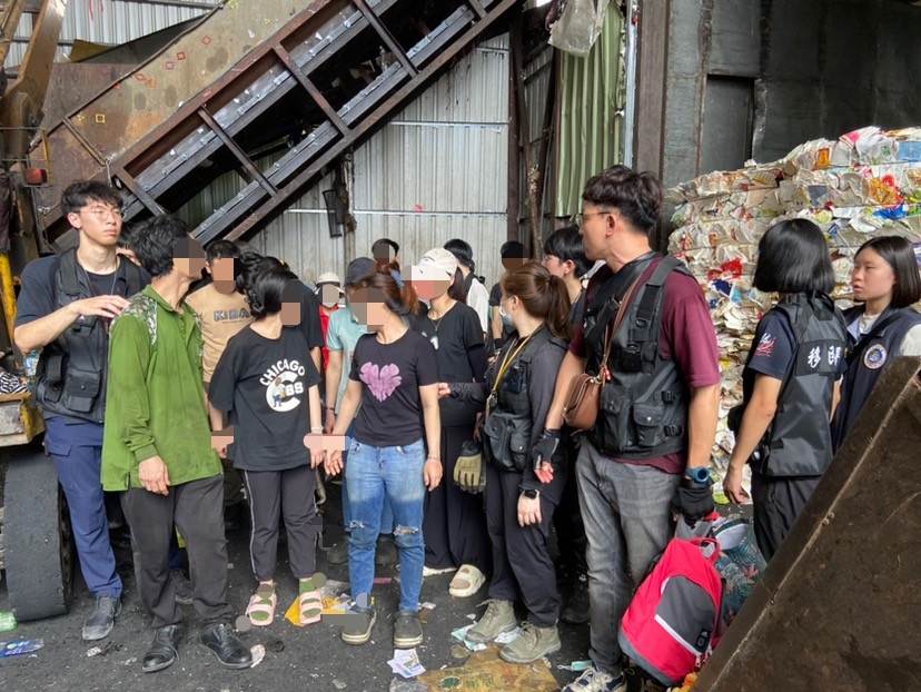 圖5、現場共查獲45名非法從事垃圾分類工作的越南籍移工,帶回調查