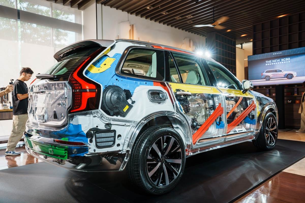 「XC90透明結構概念車」能一目瞭然其六條縱向骨架（A柱、B柱與C柱）與六條橫向鋼樑交織成3D立體棋盤結構。（圖／林昱丞攝影）