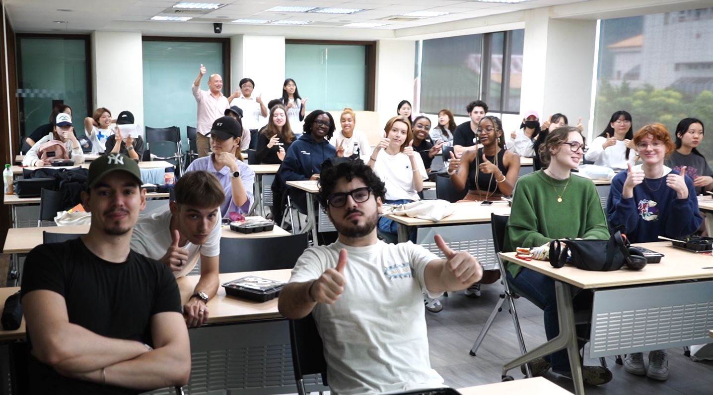 每年近千位外籍生來台與文大共學，營造優質國際學習氛圍；學生也可前往全球逾四百所姐妹校，開拓國際視野。（圖／中國文化大學提供）