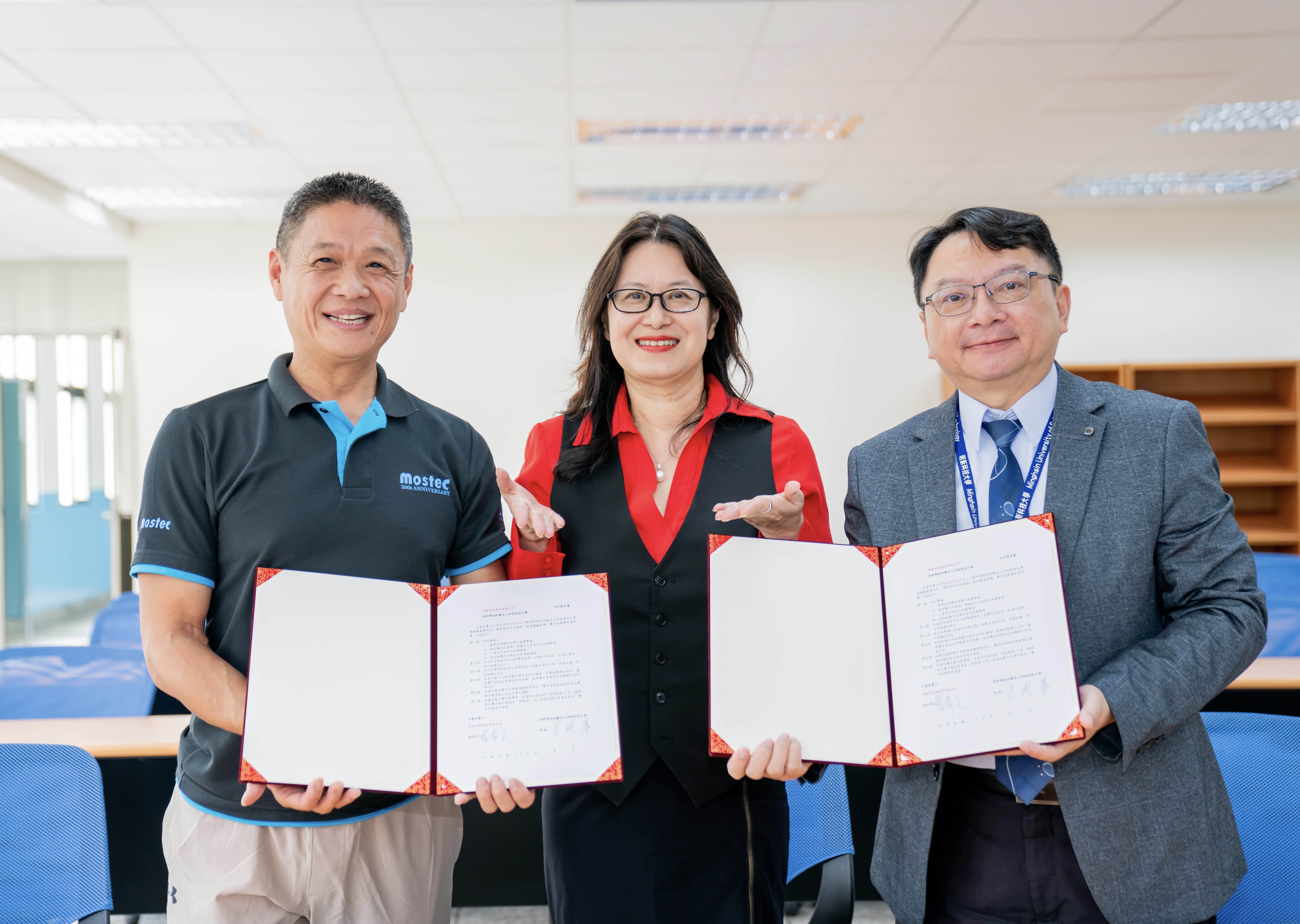 明新科大強化 IC 設計實務人才育成，由校長呂明峯(右)、茂泰科技總經理蔡奉文(左)代表簽署人才培育合作，西門子EDA台灣暨東南亞區副總裁兼總經理林棨璇(中)出席見證，肯定產學合作創造學生、業界與學校三贏。（圖／明新科大提供）