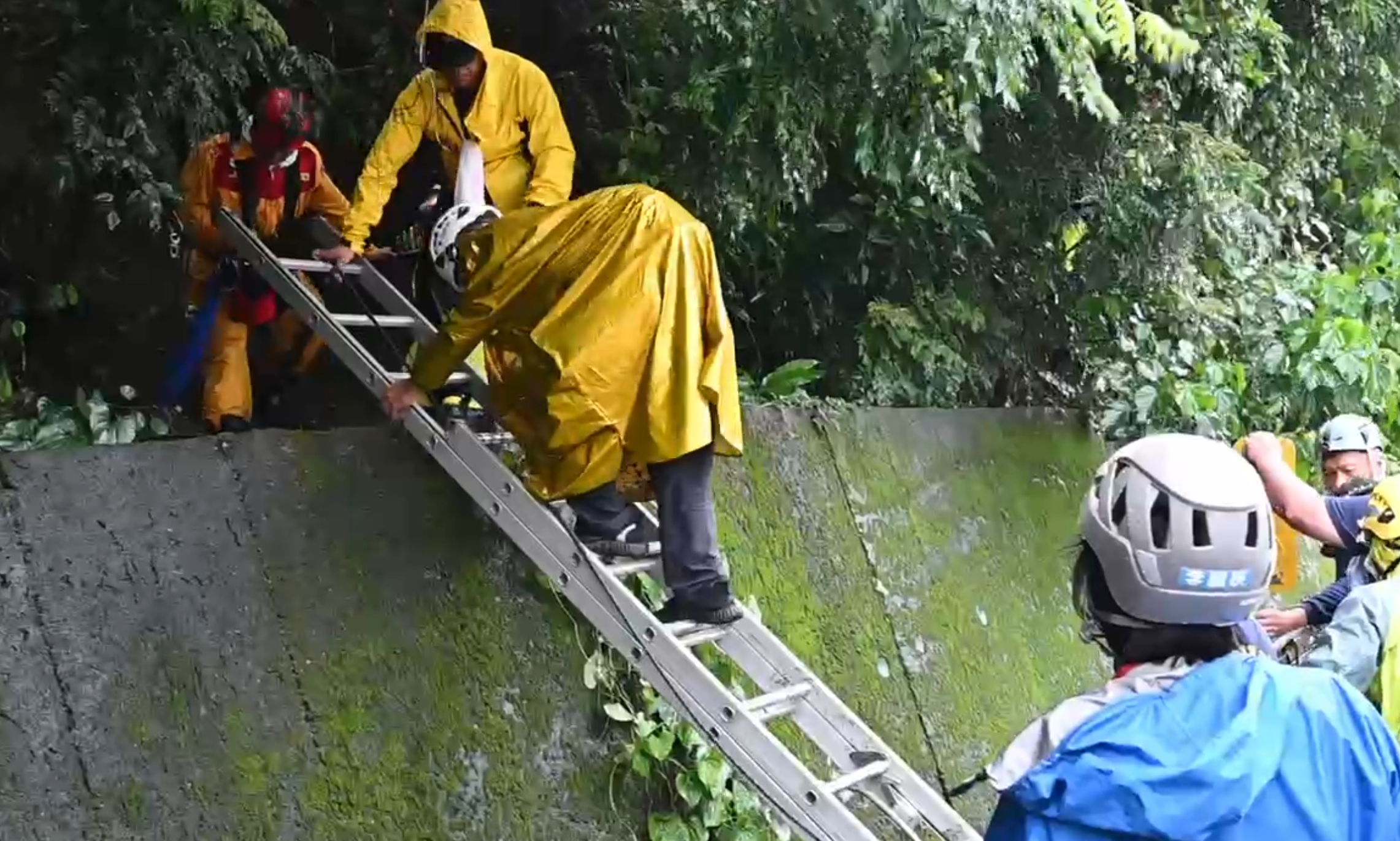 台20路邊坍方，居民透過臨時變道通行。翻攝畫面