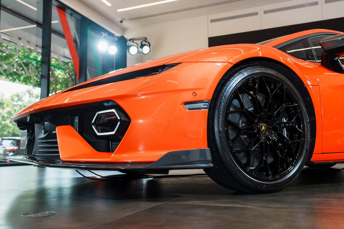 前碳纖維下擾流加入垂直翼片,創造更好的空力表現,不過前後輪圈皆不是碳纖維材質。(圖/林昱丞攝影)