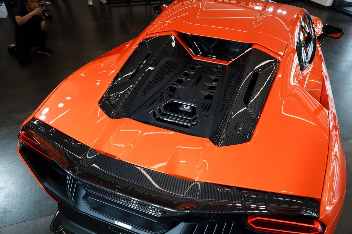 碳纖維引擎蓋與碳纖維尾翼。(圖/林昱丞攝影)