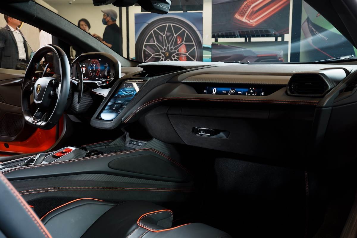 兩張車門板與副駕駛座的腳踏板都換成碳纖維。(圖/林昱丞攝影)