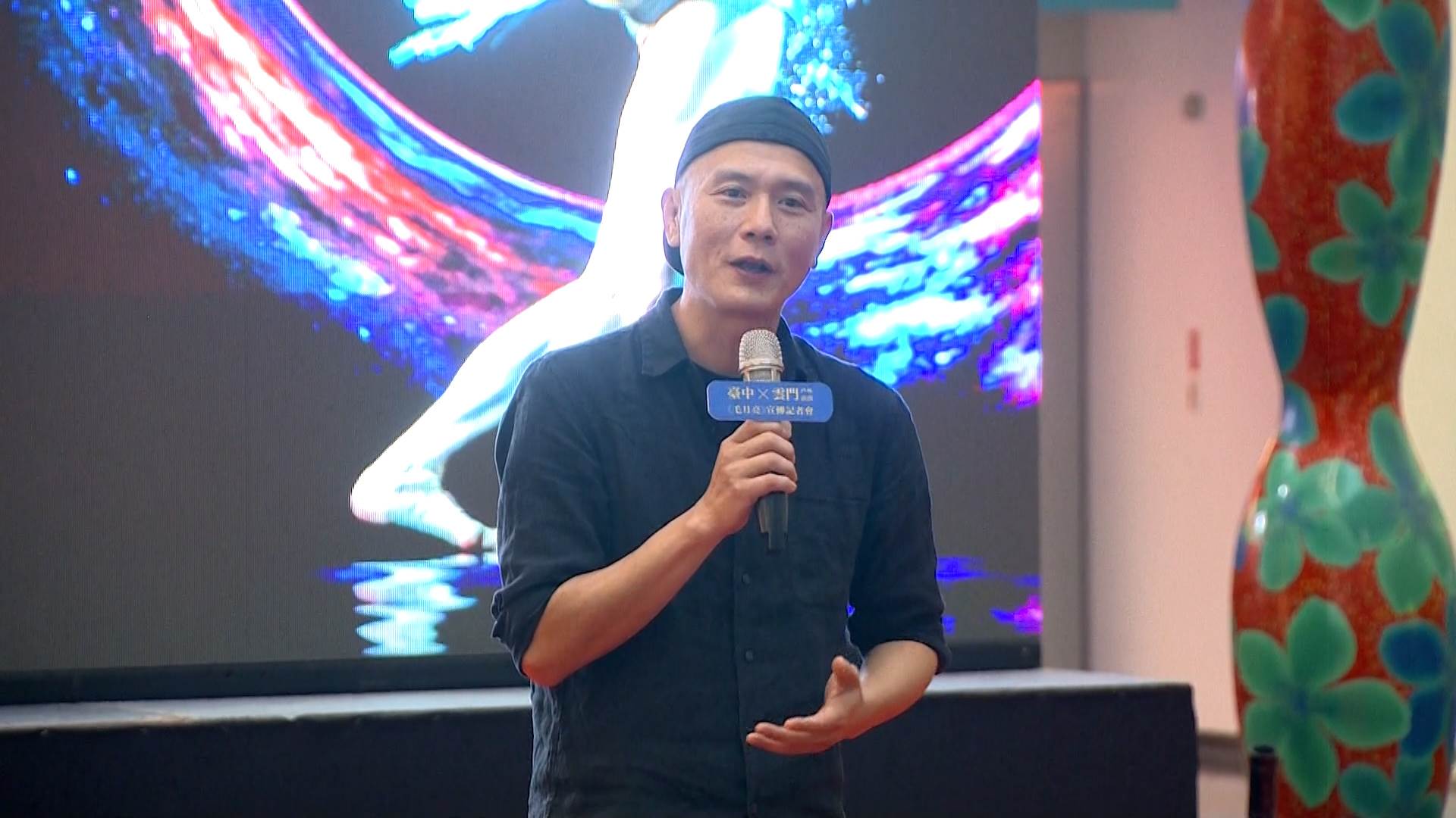 雲門舞集<a href='/search/tags/藝術/' target='_blank'>藝術</a>總監鄭宗龍指出，《毛月亮》運用了大量上百公斤重的大型<a href='/search/tags/LED/' target='_blank'>LED</a>設備，對舞台設置要求極高。（圖／東森新聞）