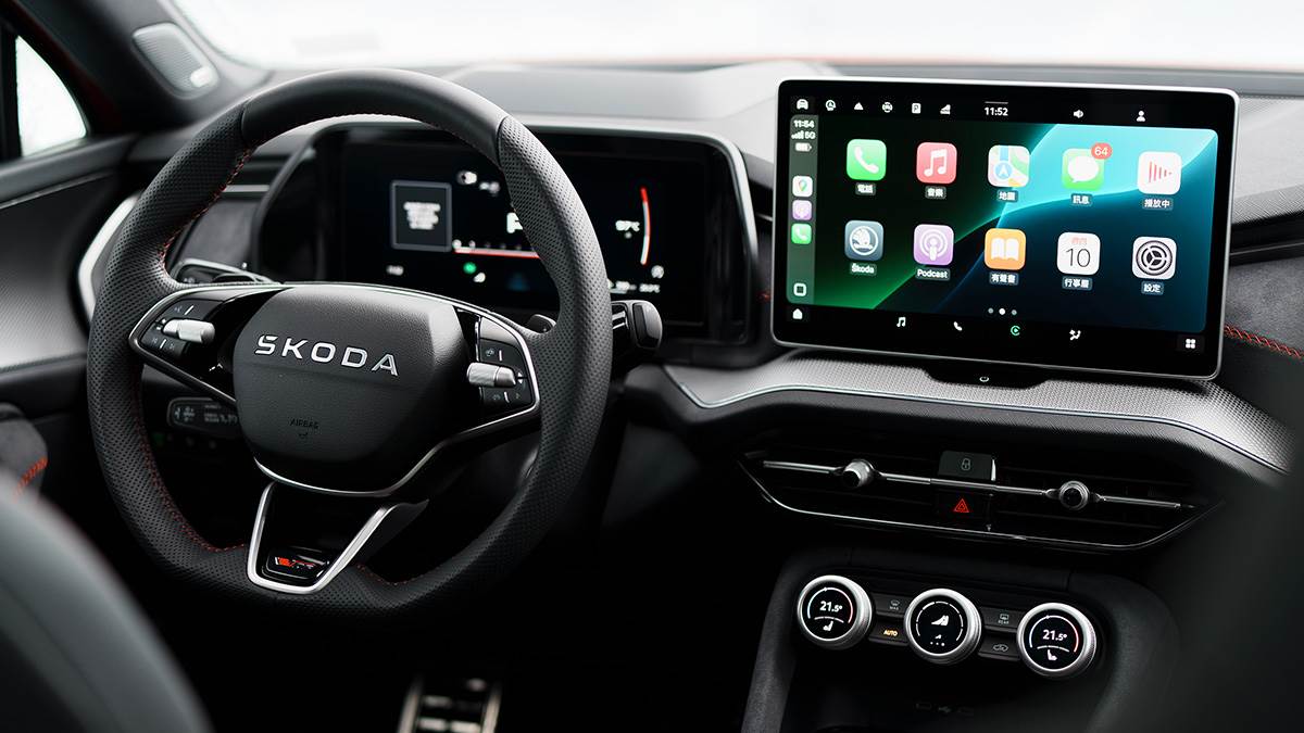 獨有的「Škoda Smart Dials 智慧旋鈕」,整合數位顯示與觸覺回饋,能快速調整車內溫度、音量、空調風向、座椅加熱、駕駛模式等多項功能。(圖/林昱丞攝影)