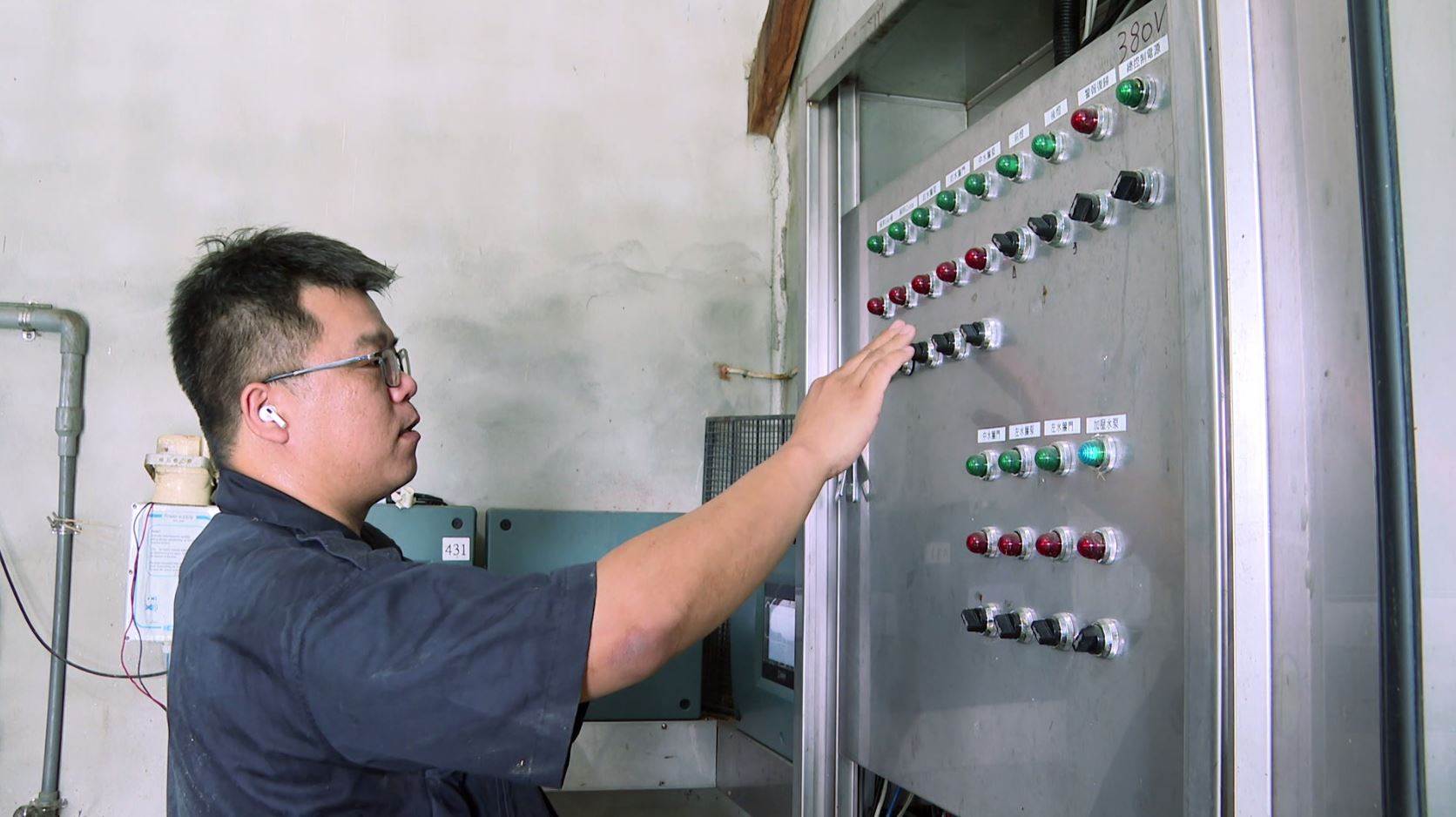 首創智能生產監控系統，科學化飼養，讓每隻雞都能健康成長。