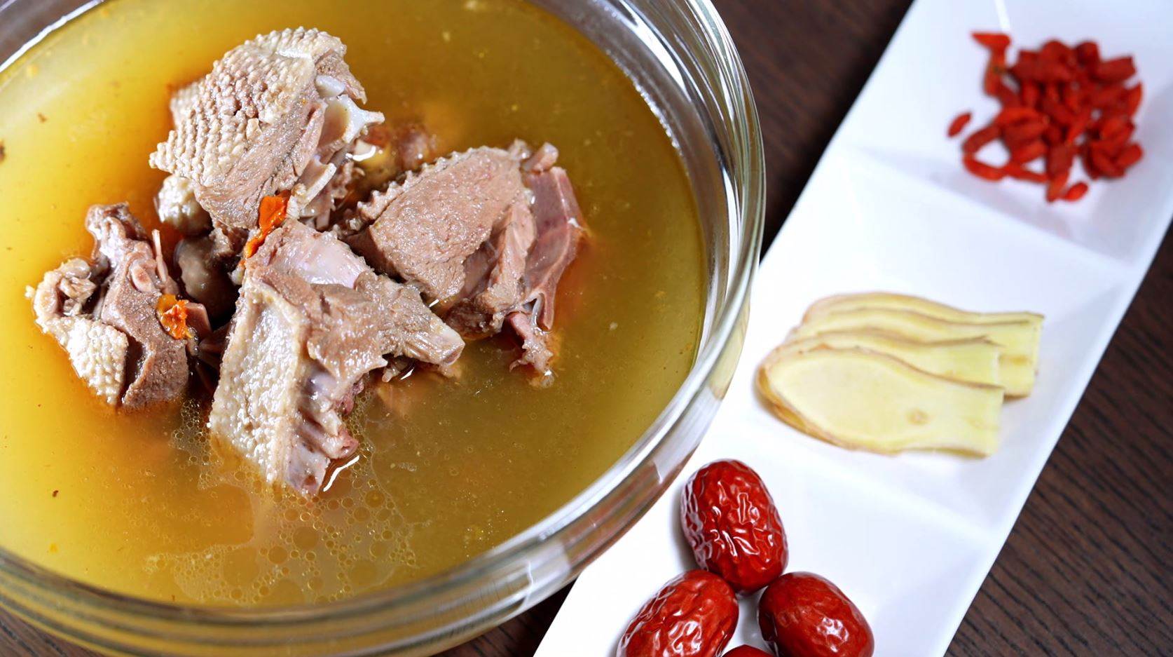 薑母鴨加入中藥材熬煮，薑味十足。