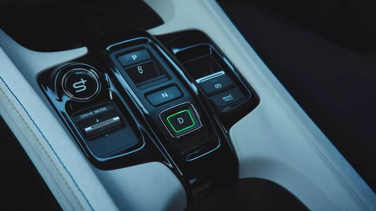 排檔操作更加直覺,並且擁有S+ Shift模式按鈕。(圖/本田提供)