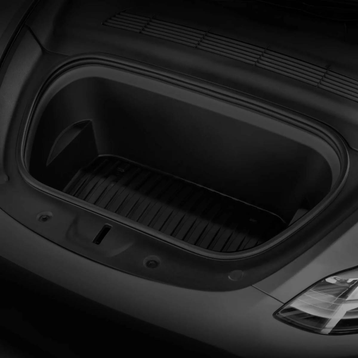 目前的<a href='/search/tags/Model 3/' target='_blank'>Model 3</a>與<a href='/search/tags/Model Y/' target='_blank'>Model Y</a>的前行李箱沒有任何照明設備，在使用上相當不便。（圖／特斯拉提供）