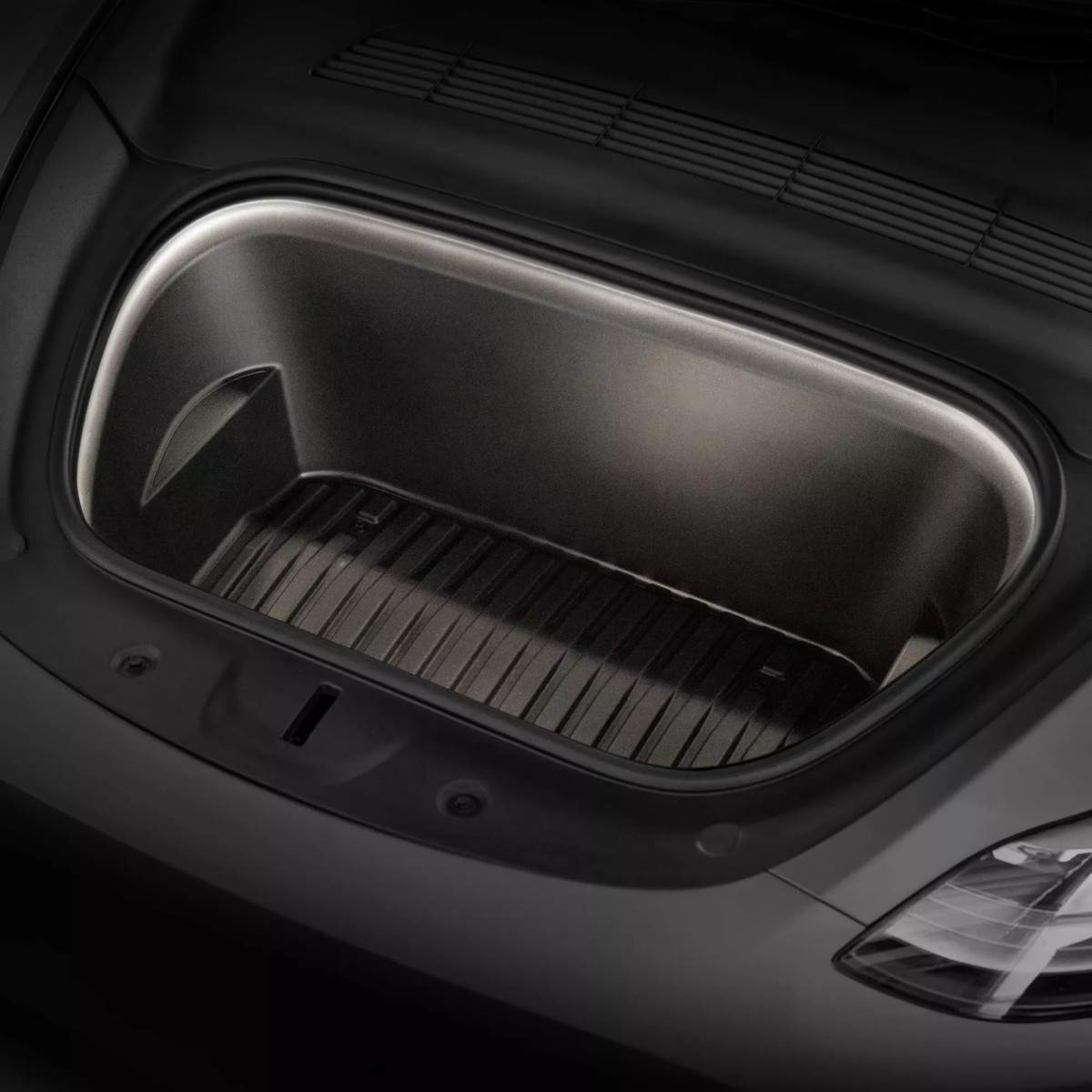 這組配件裝上之後可以完美契合車輛的前行李廂，在使用上以及美觀表現都相當良好。（圖／特斯拉提供）