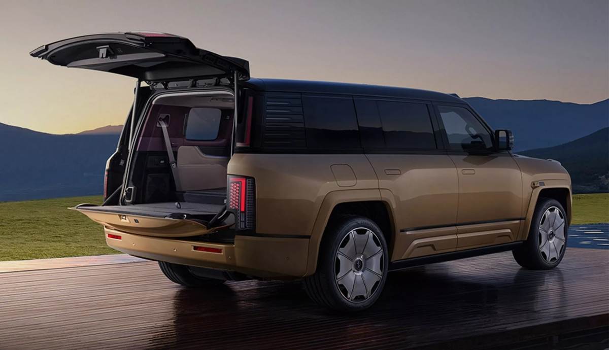 車輛尾門採用上下掀開式設計，下方延伸出來的小空間可供乘坐休息。（圖／比亞迪提供）