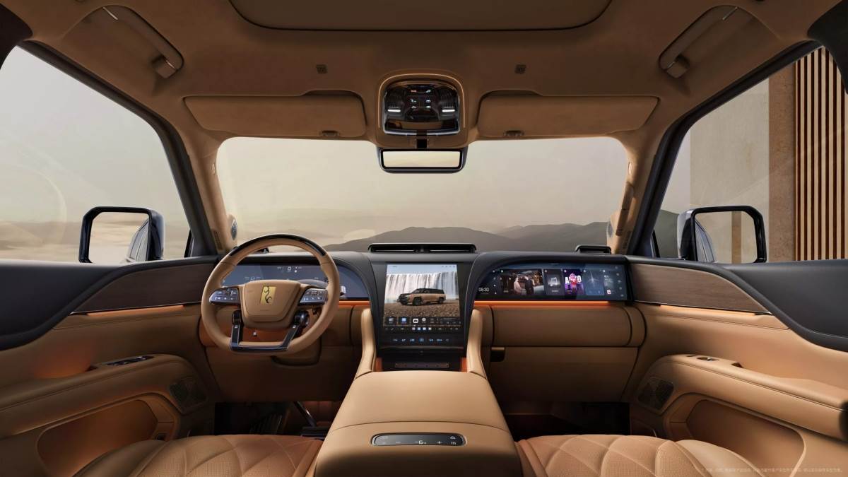 U8L儀表台上擁有駕駛與副駕的兩個23.6吋顯示器，並在中央還配置了12.8吋OLED觸控螢幕。（圖／比亞迪提供）