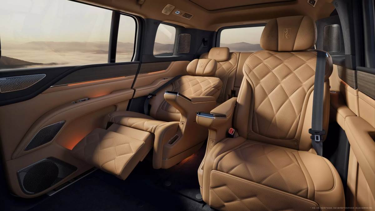 U8L採用2＋2＋2的設計，第二排座椅則與前排一樣擁有熱石按摩通風功能。（圖／比亞迪提供）