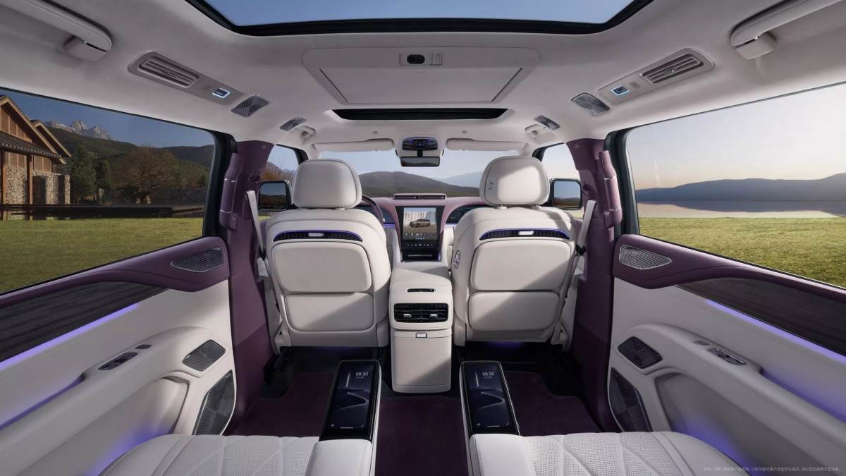 車輛空間相當開闊，第二排座椅的扶手上還有觸控螢幕可以控制各種功能。（圖／比亞迪提供）