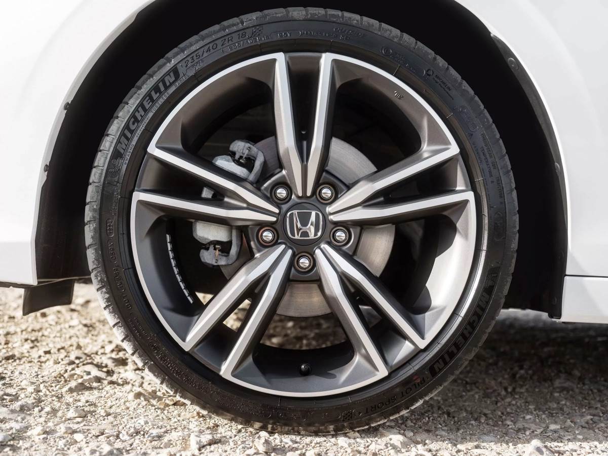 最高級Advance車型還可選配18吋雙色菱格切削鋁圈，而Sport車款則採用黑色輪圈加強運動風格。（圖／本田提供）
