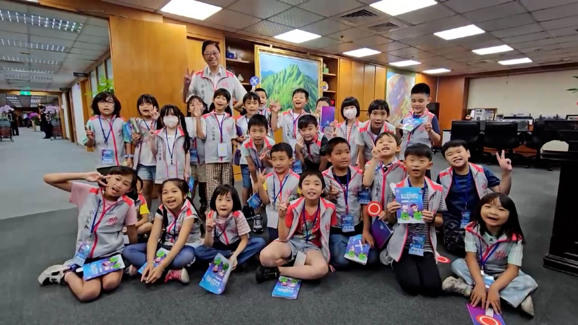 桃園市長張善政與小小市長們開心合照。