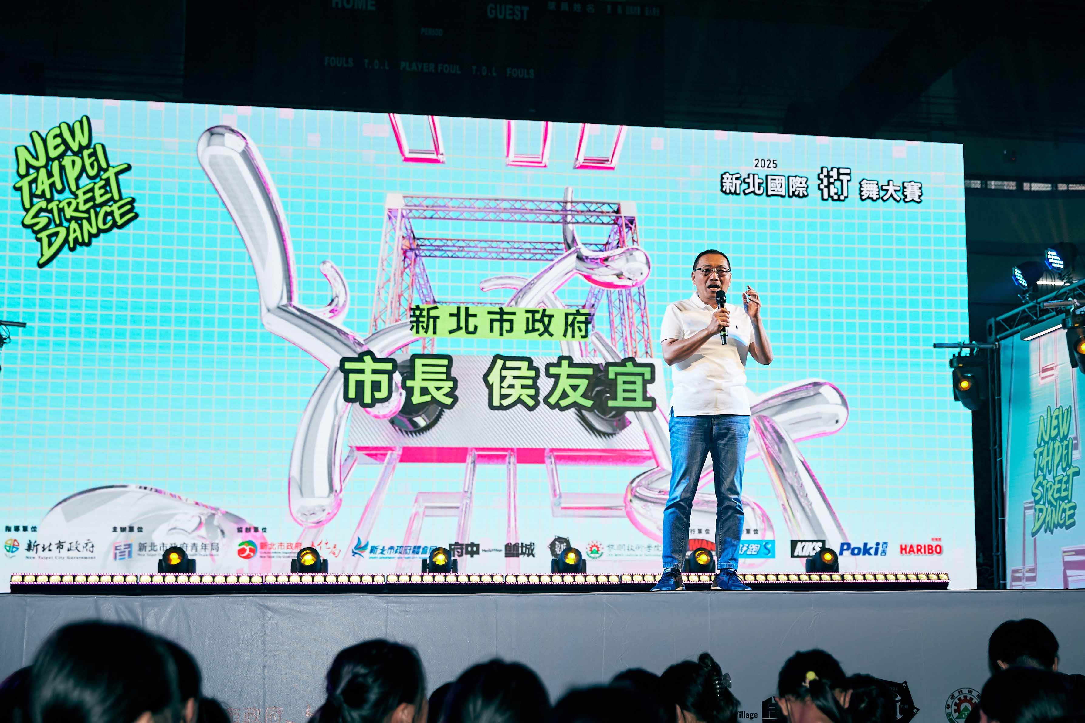 新北市長侯友宜親臨決賽現場，頒獎予大賽優勝者。（圖／新北市政府提供）