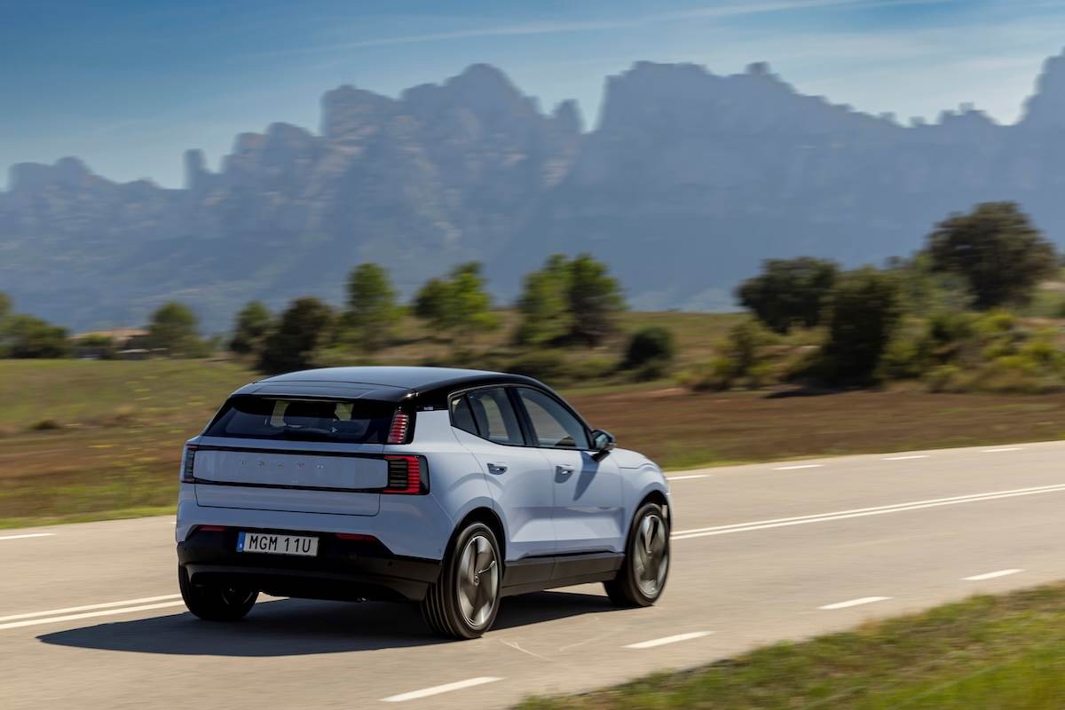 與雙馬達車型相比,外觀沒有太多差異,車尾以具動態迎賓模式的創新雙層LED尾燈,結合亮黑大型車頂尾翼與厚實寬闊的後保桿。(圖/VOLVO Car Taiwan提供)