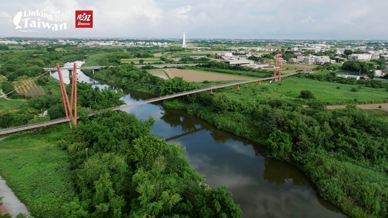 六家佃長壽橋是全台最長的自行車吊橋,長約390公尺,橫跨朴子溪。原為蒜頭糖廠五分車鐵橋,因應鐵道再生計畫改建,現為朴子溪自行車道的地標之一。(圖/《Linking 368 Taiwan恁去台灣》提供)