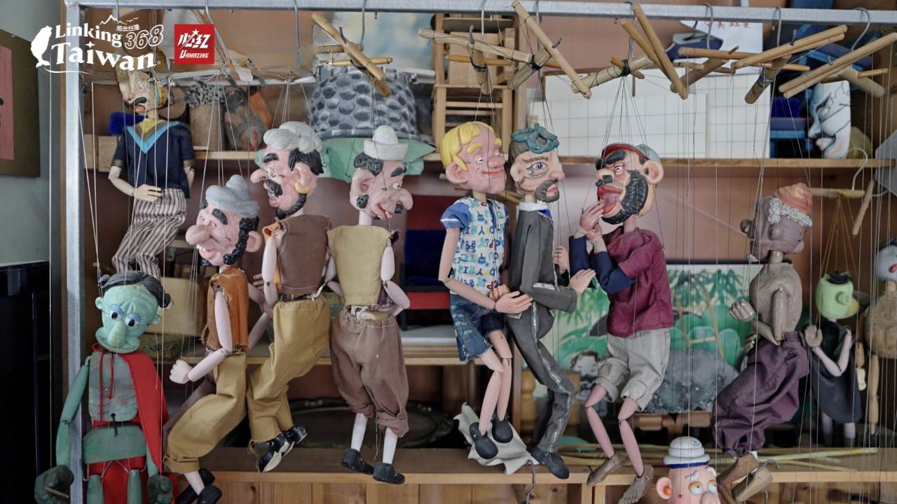 懸絲偶是一種以絲線操控木偶的傳統戲劇,源自漢代,17至18世紀隨閩南移民傳入台灣,主要流傳於臺南、嘉義與雲林。(圖/《Linking 368 Taiwan恁去台灣》提供)