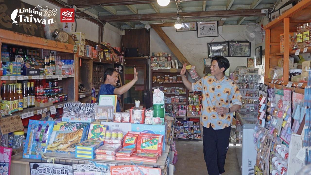 社區志工熱情向威登介紹柑仔店的故事,還大方分享六腳特產——花生冰棒,濃郁香醇、讓人驚艷!(圖/《Linking 368 Taiwan恁去台灣》提供)