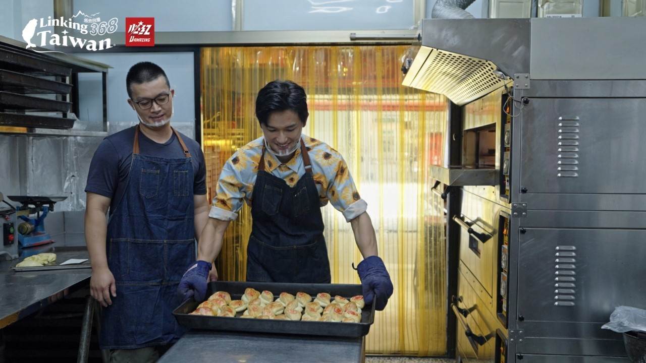 這款餅皮酥香、內餡綿密,象徵對故鄉的思念與回味。每一口都是一段老時光的延續。(圖/《Linking 368 Taiwan恁去台灣》提供)