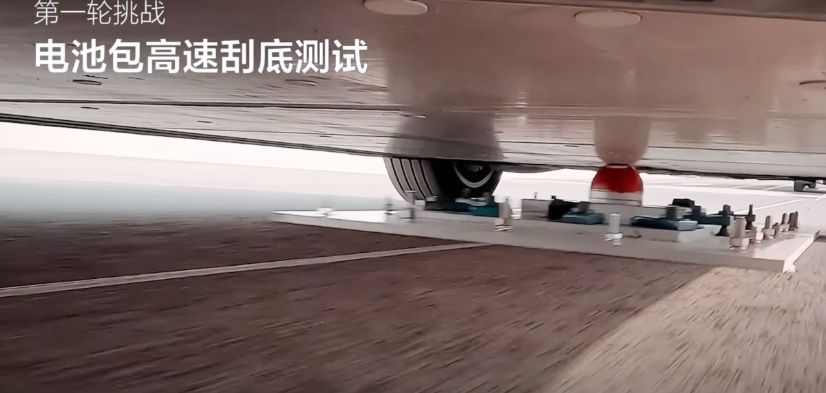 該影片有許多測試,其中之一是底版防護測試,可以看到底盤刮到的情況下,電池依舊完好。(圖/理想提供)