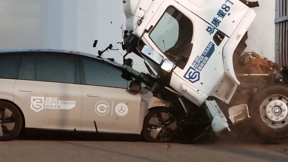 對撞測試當中,車頭對車頭的碰撞引發熱議,許多人認為貨卡不應該會變成這樣。(圖/理想提供)