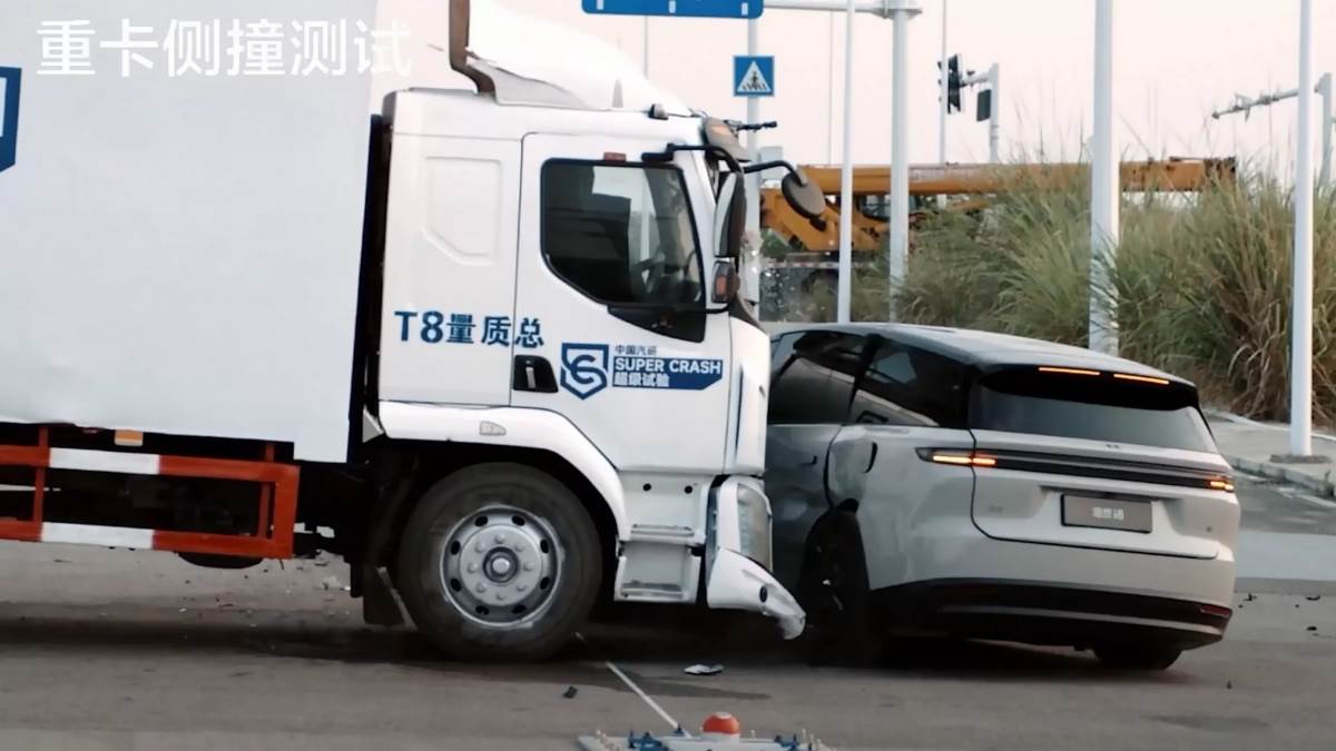 側撞測試當中,理想i8表現也相當優異,車室結構相當完整。(圖/理想提供)