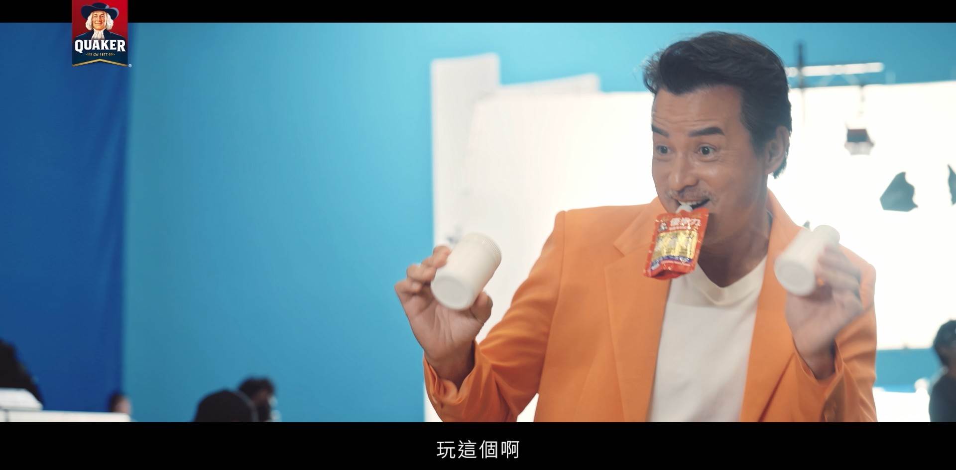 李銘順在片場玩雜耍、幽默催劇組，展現熟齡型男不輸年輕人的行動力。