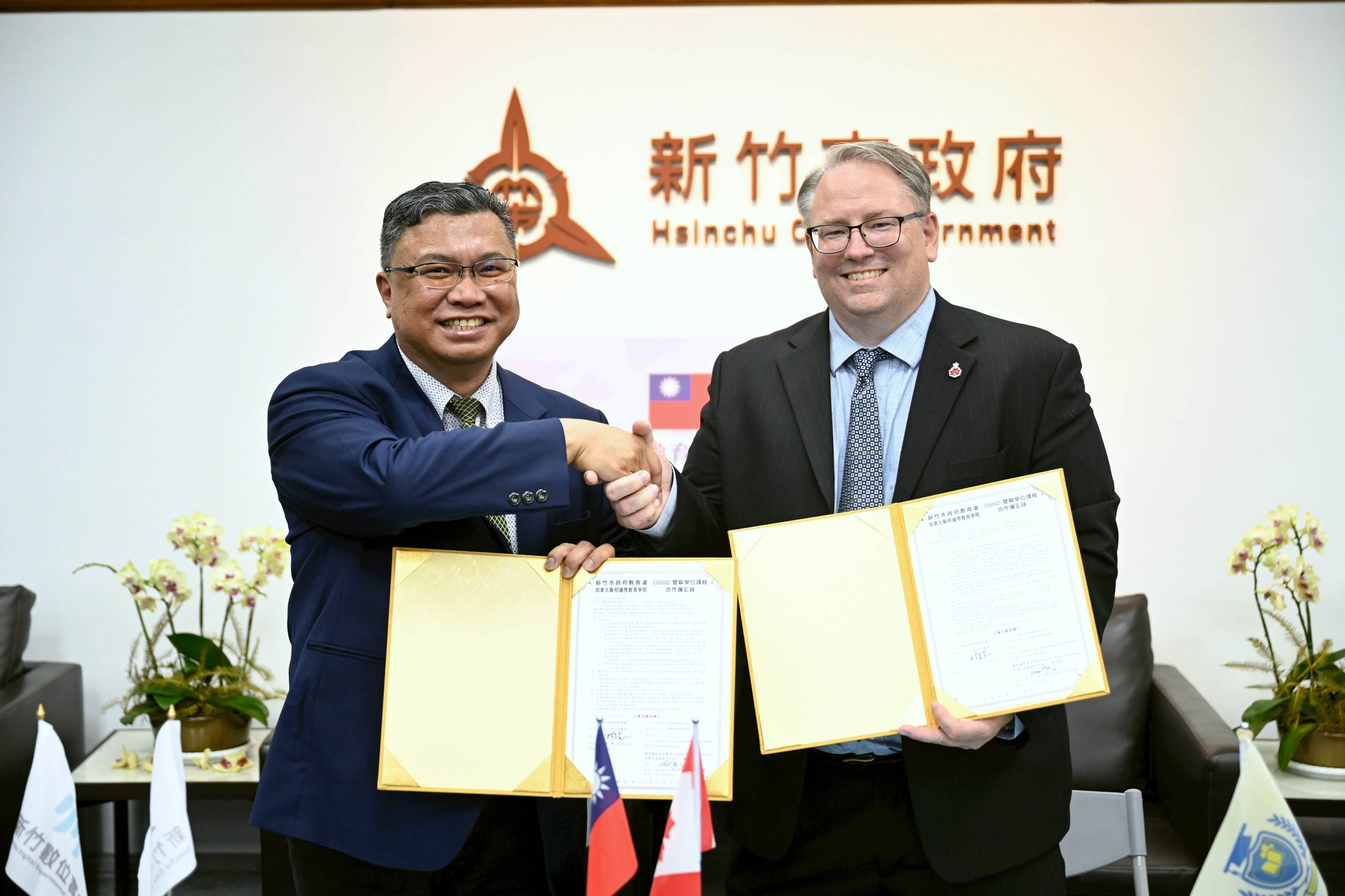 教育處攜手UIA聯邦國際學院簽署臺加雙聯MOU，打造全球學習新模式！(左)教育處處長林立生(右)UIA聯邦國際學院校長Christian Bayly。（圖／<a href='/search/tags/ＵＩＡ聯邦國際教育學院/' target='_blank'>ＵＩＡ聯邦國際教育學院</a>台灣代表處提供）