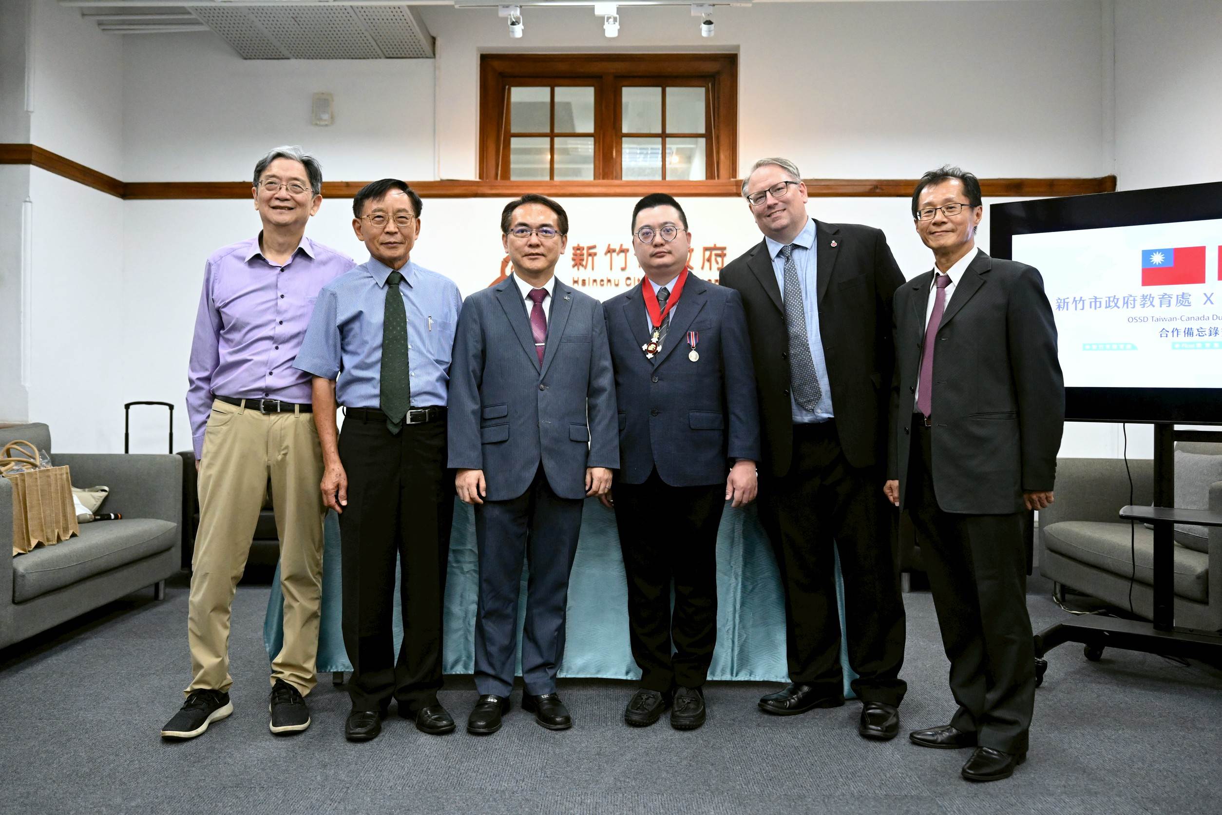 數位實驗高中將首波導入安大略OSSD課程，助學子圓夢世界名校。(左)數位實驗高中校長陳彥宇(右)UIA聯邦國際學院校長Christian Bayly。（圖／ＵＩＡ聯邦國際教育學院台灣代表處提供）