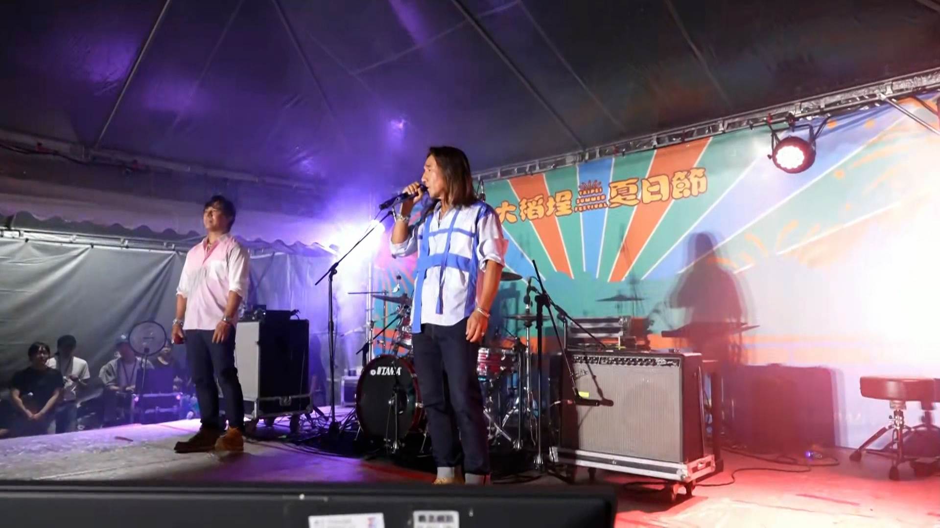 動力火車登台熱唱經典歌曲，現場氣氛沸騰。（圖／東森新聞）