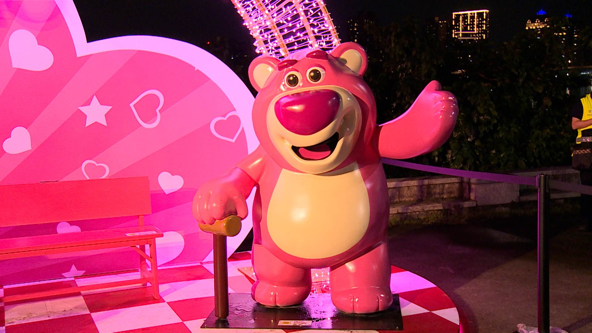 結合《玩具總動員》角色的大型裝置藝術，成為親子同遊最夯打卡熱點。（圖／東森新聞）