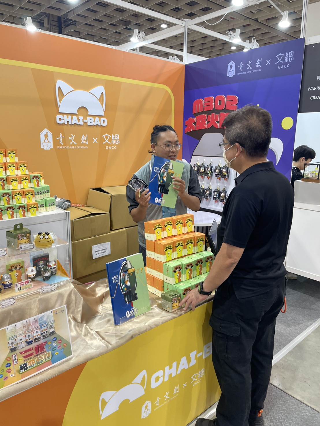 國防部以《青年日報》的文創品牌「青文創」進駐現場，象徵軍民關係的新里程碑，也讓軍事元素走進大眾生活。（圖／文總提供）