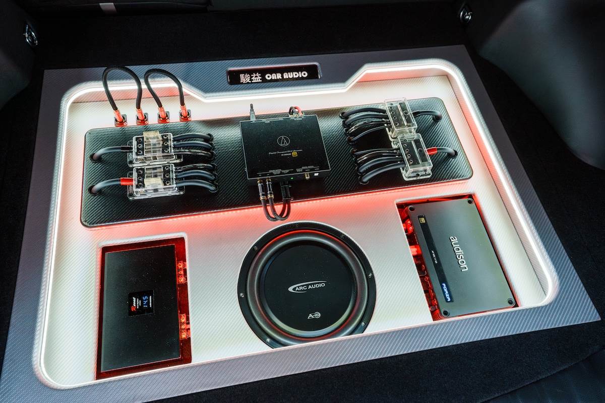 鐵三角展示車採用簍空設計，藉此可以選擇不同的訊號線，透過只改變訊號線，讓消費者可以直接感受不同聽感。（圖／林昱丞攝影）
