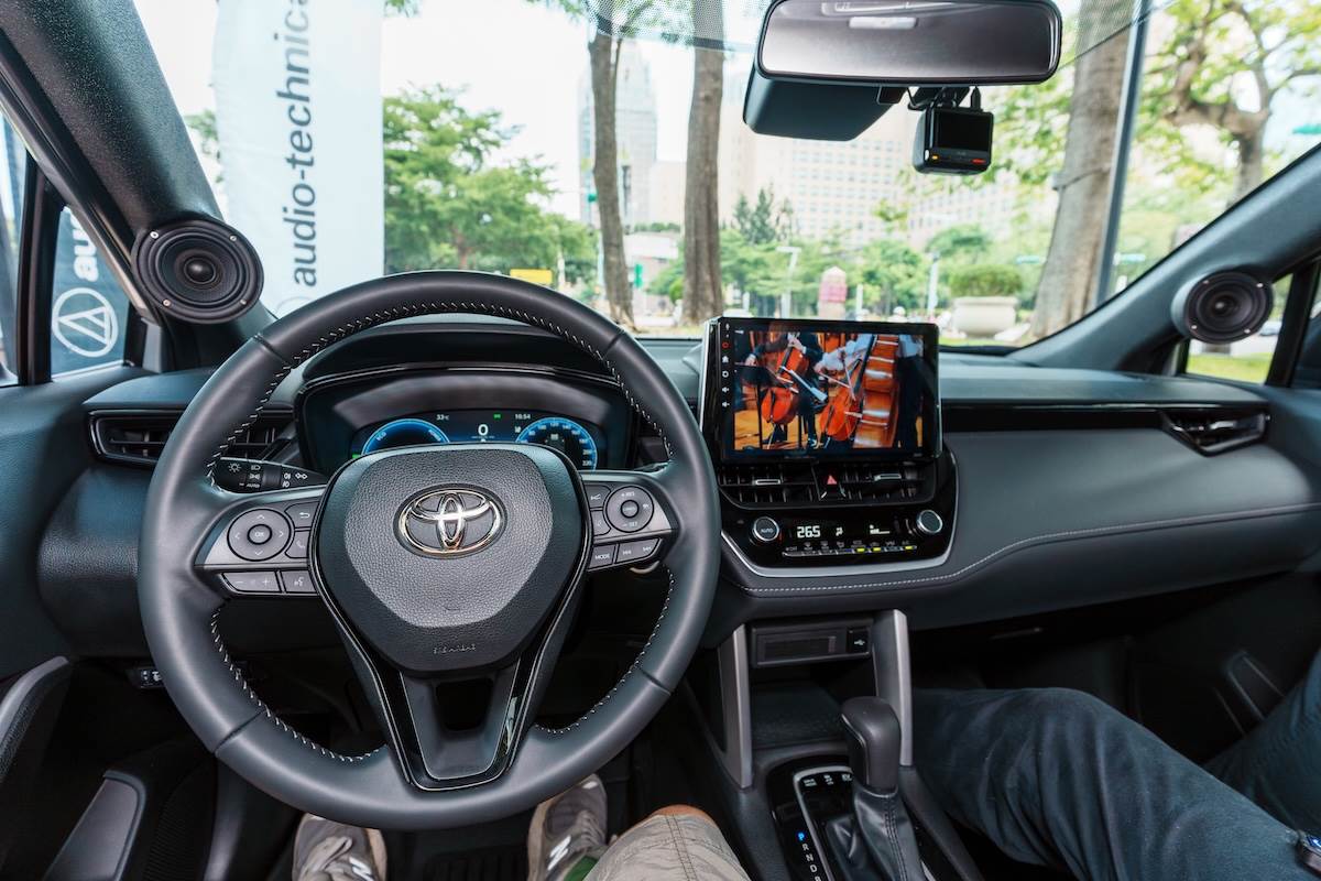 現場每輛車都可以上車試聽，在炎炎夏日在戶外享受美好的音樂。（圖／林昱丞攝影）