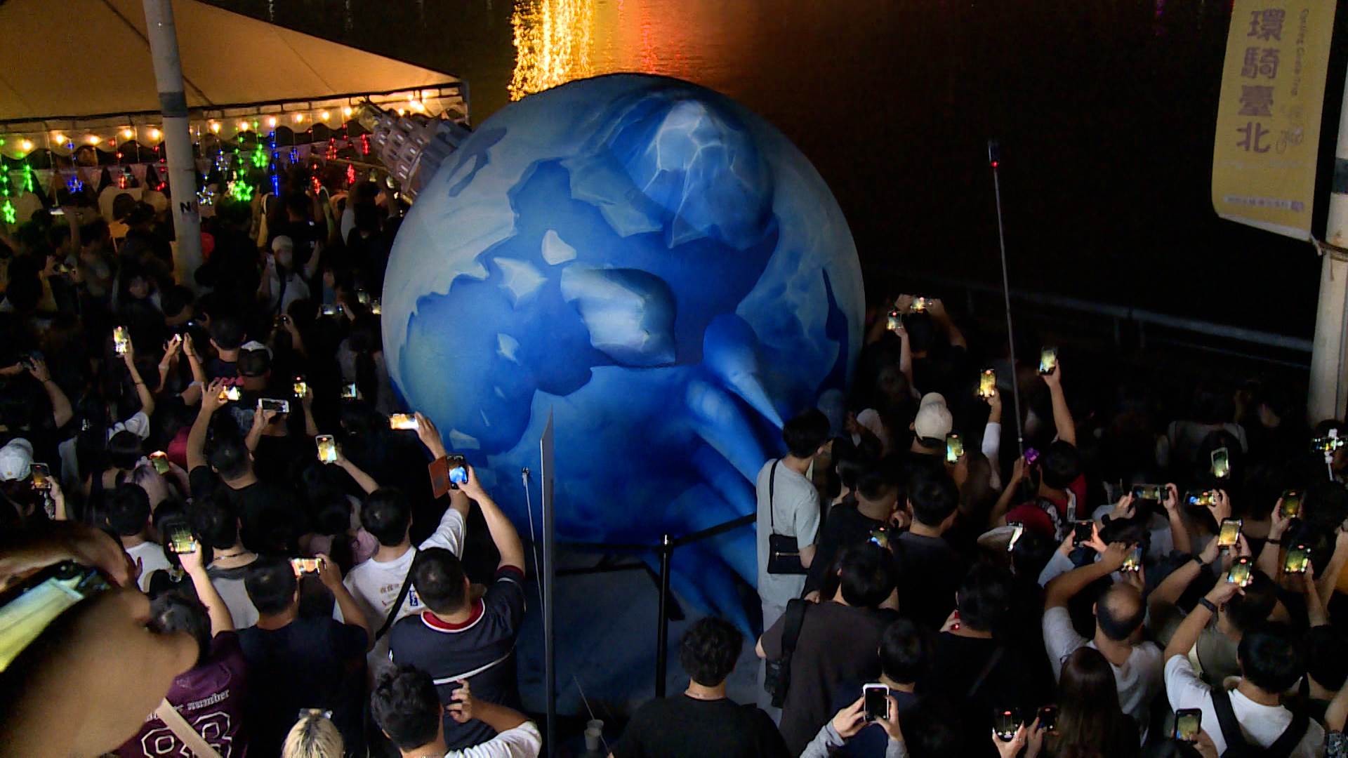 三公尺高「<a href='/search/tags/寒霜地球/' target='_blank'>寒霜地球</a>」人氣夯 英雄「茉莉」熱舞嗨翻夏日節。(圖/東森新聞)