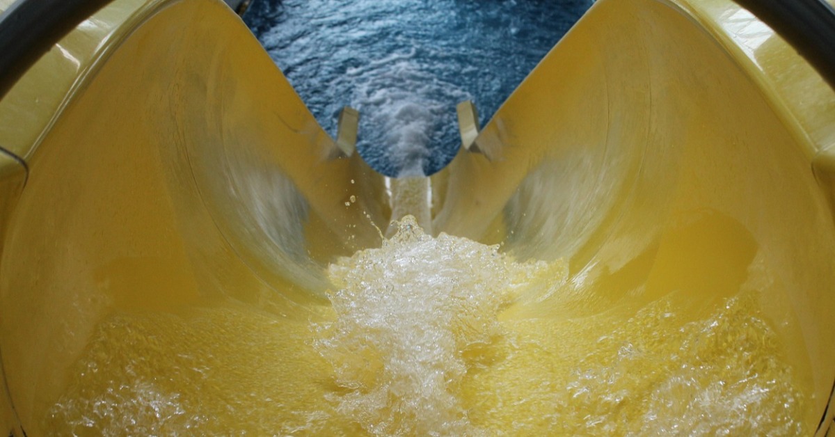 俄羅斯一名年僅6歲的男童在滑水道出口處,被一名從另一滑水道高速滑下的女子雙腳撞擊胸口,導致肝臟破裂。(示意圖/翻攝自pixabay)